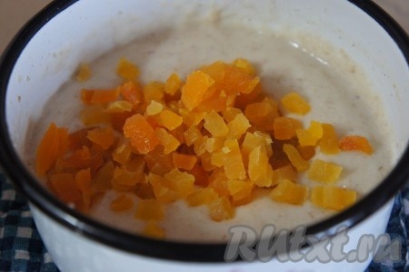 Затем добавить измельчённые кусочки кураги в овсяную кашу и перемешать. Варить овсянку с курагой ещё 10 минут, периодически не забывая перемешивать. Часть кураги можно оставить для подачи.