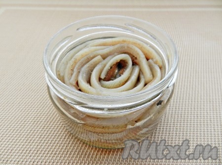 Заполнить банку филе мойвы, не очень плотно.