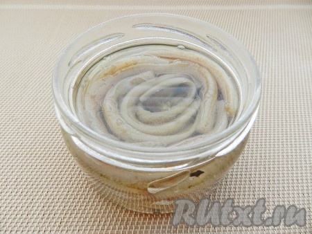 Залить растительным маслом, чтобы рыбка была покрыта. Закрыть баночку с рыбкой крышкой. Убрать в холодильник. После охлаждения солёная мойва будет готова к употреблению.