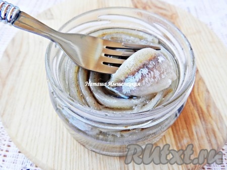 Солёная мойва, приготовленная в домашних условиях, получается очень вкусной.