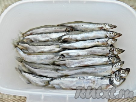 Мойву разморозить, вымыть. Не очищая, сложить в подходящую ёмкость.