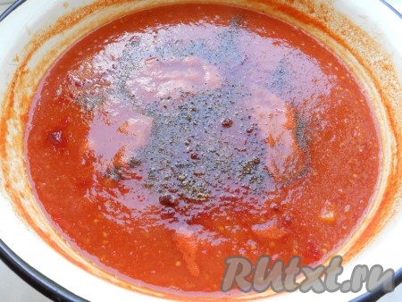Поставить миску на средний огонь, довести кетчуп из помидоров и яблок до кипения, а затем варить на слабом огне минут 40-50, достаточно часто перемешивая. Кетчуп должен увариться на 1/3 первоначального объёма. За 10 минут до окончания варки добавить соль, сахар, перец молотый чёрный и красный, влить яблочный уксус, перемешать хорошо.