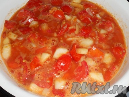 Поставить миску на небольшой огонь, довести содержимое до кипения, перемешать и варить, периодически перемешивая, пока лук не станет прозрачным и мягким (около 15-20 минут).