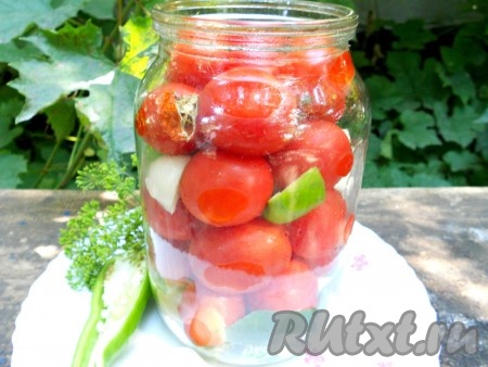 Заполнить банку помидорами черри. Между помидорами разместить оставшийся нарезанный болгарский перец, 1-2 зубчика чеснока, по желанию, можно добавить кусочек горького перца.