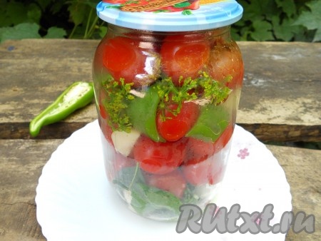 Влить в банку с помидорами кипящую воду, заполняя баночку до самого верха. Прикрыть банку с черри крышкой и оставить минут на 10. Затем воду из банки слить в раковину.