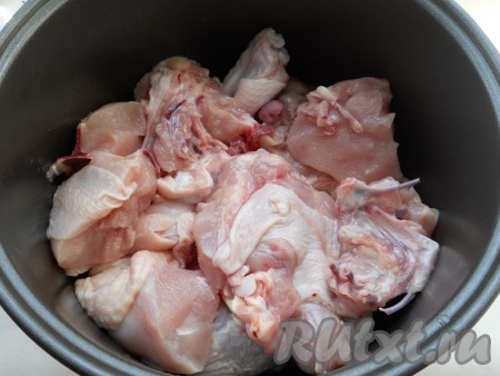 Нарезать курицу на части и поместить в чашу мультиварки.
