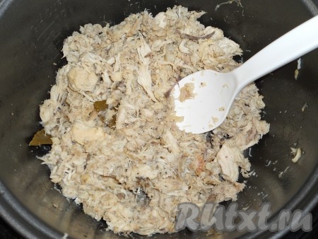 Закрыть крышку и выставить режим "Тушение" на 4 часа. Через 2 часа тушения добавить соль, чёрный молотый перец и лавровый лист. &nbsp;Продолжать тушение ещё 2 часа. После звукового сигнала мультиварку выключить, но крышку не открывать в течение 3-4 часов. Затем удалить все кости и мясо перемешать.