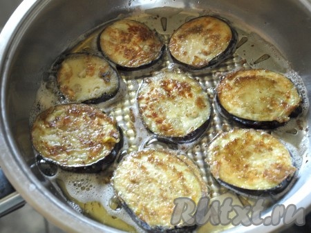 Когда нижняя часть зарумянится - перевернуть и обжарить с другой стороны.