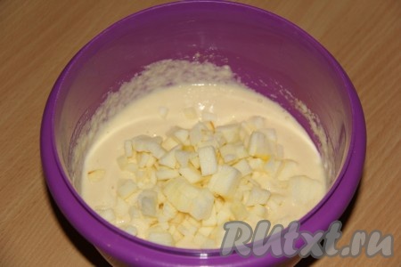 Соду погасить и добавить в тесто. Яблоко почистить от кожуры и семян, нарезать мелким кубиком. Добавить кусочки яблока в тесто и аккуратно перешать. Консистенция теста для приготовления&nbsp;оладьев из манки на кефире должна получиться не густая.
