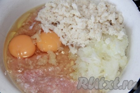 Мясо (у меня - свинина и куриное филе) вымыть, нарезать на кусочки. Лук и чеснок очистить. С белого хлеба срезать корочки (они нам не понадобятся), мякиш замочить в воде на несколько минут, затем отжать лишнюю жидкость. Для получения фарша пропустить через мясорубку кусочки мяса, 2 луковицы и чеснок в глубокую миску, затем добавить хлебный мякиш, отжатый от лишней воды, яйца, посолить по вкусу. Тщательно перемешать получившийся фарш.