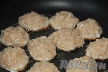 Из получившегося фарша сформировать котлеты и выложить их на отдельную сковороду в разогретое растительное масло. Котлеты обжарить на среднем огне с двух сторон до образования золотистой корочки.