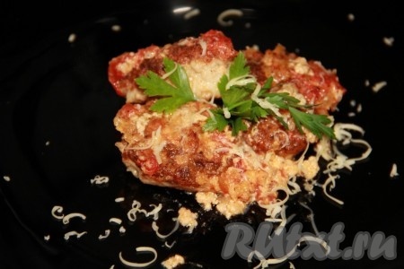 Затем достать противень из духовки. Сочные, вкусные котлеты, запечённые под помидорами и сыром, подать к столу в горячем виде, дополнив гарниром.