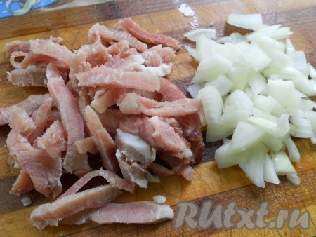 Свинину порезать брусочками, лук - небольшими кусочками.