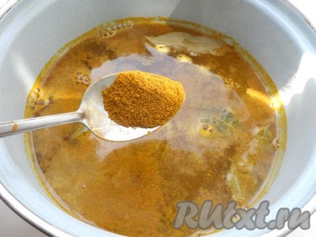 Приготовить маринад: в кастрюлю влить воду, довести до кипения. Добавить соль, сахар, уксус, лавровый лист. Всыпать порошок карри и прокипятить маринад минуты 3-4 на небольшом огне.