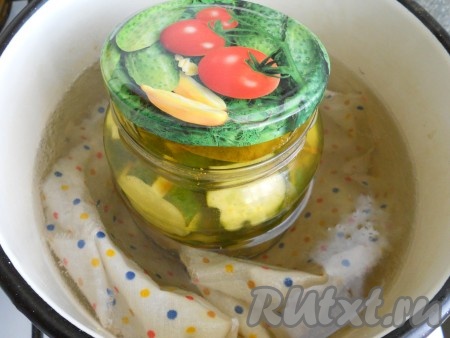 Залить огурчики кипящим маринадом, накрыть крышками. Стерилизовать 10 минут от момента закипания воды.
