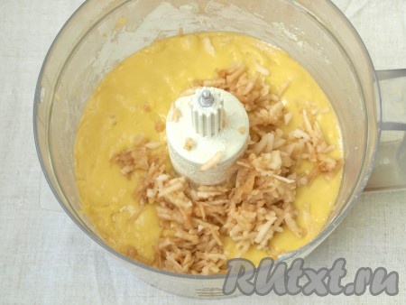 Затем добавить в тесто натёртое яблоко и ещё раз перемешать.