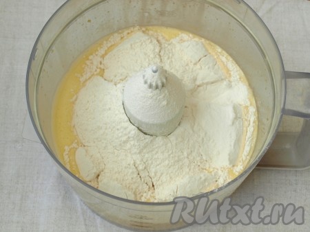 Частями всыпать разрыхлитель, муку, перемешать.