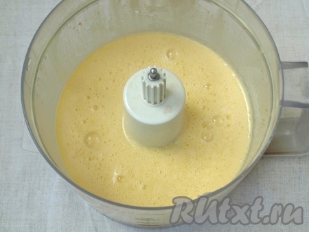 Добавить растопленное и остуженное сливочное масло, перемешать.