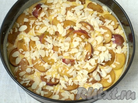 Посыпать пирог миндальными лепестками.