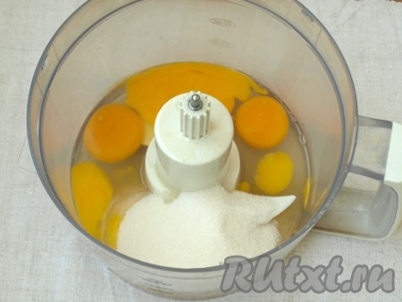 В чаше комбайна взбить яйца с сахаром.