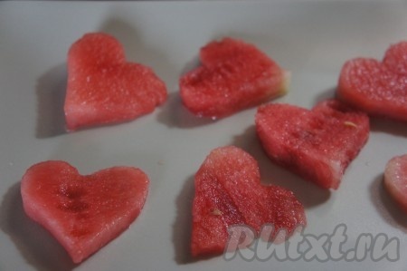  Арбуз нарезаем на кусочки, аккуратно вынимаем косточки, а затем той же формочкой, которой вырезали хлеб и сыр, вырезаем фигурки из арбуза.