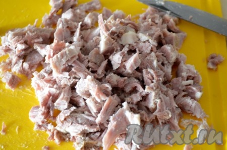 Отварную свинину порезать маленькими кусочками.