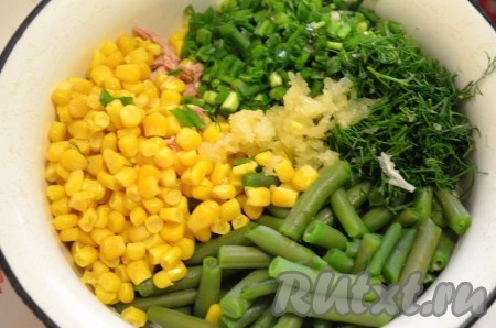 Фасоль отварить в течение 5 минут. Ополоснуть холодной водой. С кукурузы слить жидкость. Чеснок и зелень измельчить. Сложить стручковую фасоль, грибы, свинину, кукурузу, зелень и чеснок в миску, посолить, поперчить, заправить маслом или майонезом. Перемешать.
