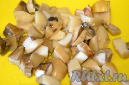 Грибы, если крупные, порезать.