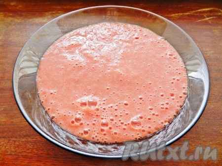 Помидоры очистить от кожуры и пюрировать блендером. Должно получиться 500 мл томатного пюре.