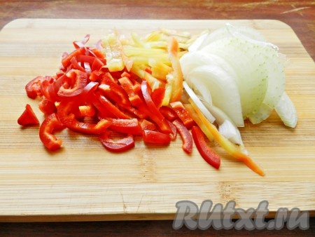 Лук и перец нарезать полукольцами.
