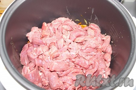 Говядину вымыть, обсушить и нарезать небольшими брусочками или соломкой. Через 20 минут, после начала обжаривания овощей, выложить мясо к овощам в кастрюлю мультиварки, обжаривать до истечения установленного времени.
