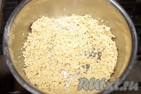 Тем временем приготовить соус: в небольшом ковшике слегка разогреть растительное масло (или сливочное), положить муку и, постоянно перемешивая, обжарить ее до слегка золотистой крошки.
