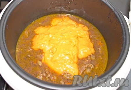 По истечении времени приготовления в мясо добавить соус.
