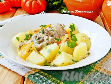 Вкусное и ароматное жаркое в аэрогриле готово. Подавать можно прямо в горшочке или выложить в тарелку.