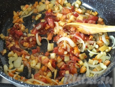 Нарезать кубиками помидоры, очистив их от шкурки. В сковороду добавить помидоры, томатную пасту, сахар, соль и перец, перемешать и потомить 3-4 минуты. Убрать с огня.