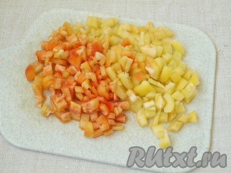 Тем временем подготовить остальные овощи. Нарезать кубиками болгарский перец.