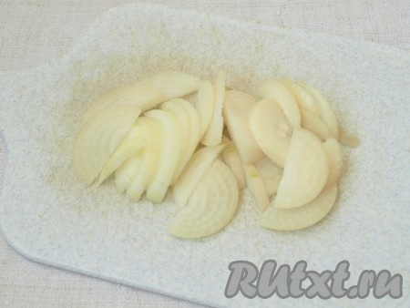 Лук нарезать полукольцами.