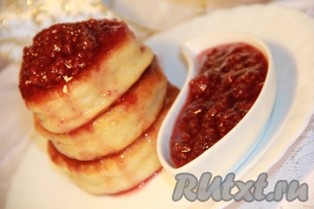 Готовые оладушки подать с пылу с жару, дополнив вареньем, джемом, мёдом или сметаной. Оладьи, замешанные на сухих дрожжах и молоке, получаются пышными и очень вкусными, всем советую попробовать!