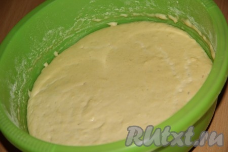 Чтобы дрожжевые оладьи были пышными, тесто больше перемешивать не нужно.