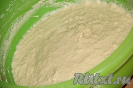 В подошедшую опару вбить яйца, добавить ванильный сахар, соль и перемешать. Затем частями всыпать оставшуюся просеянную муку, каждый раз хорошо вмешивая её в тесто. Итоговое тесто должно напоминать в меру густую сметану. Добавляя муку, учитывайте не её количество, а консистенцию замешиваемого теста. В конце замеса влить растительное масло и ещё раз хорошо перемешать. Накрыть тесто пищевой плёнкой и поставить в тёплое место на 1 час.