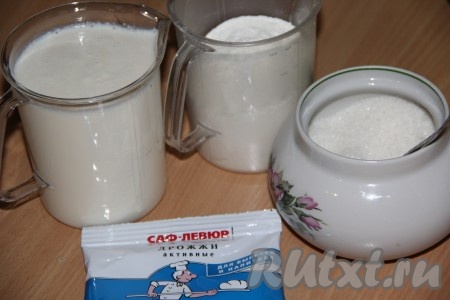 Подготовить продукты для опары. Молоко слегка подогреть. Для того чтобы дрожжи работали, температура молока должна быть не более 40 градусов.