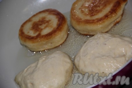 Сковороду хорошо разогреть с добавлением растительного масла. Выкладывать по 1 столовой ложке теста на сковороду и жарить оладьи с двух сторон (примерно по 2-3 минуты с каждой стороны) до золотистой корочки на среднем огне. Готовые оладьи со сковороды вначале выкладывать на бумажные салфетки, чтобы убрать лишнее масло, а затем перекладывать на тарелку. Не перемешивая дрожжевое тесто, постепенно пожарить все оладьи.