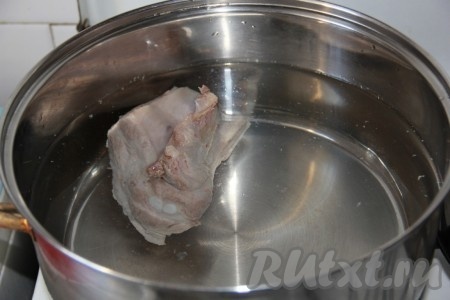 Рёбрышки вымыть, выложить в кастрюлю, влить 2,5 литра воды и поставить на огонь. После закипания, убрав пену и уменьшив огонь, варить минут 40.