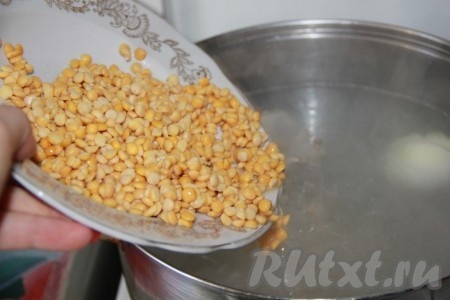 Промыть горох и отправить в кастрюлю с рёбрышками, перемешать, дать закипеть и варить на небольшом огне минут 35-40 (до мягкости гороха). Я варила суп с колотым горохом, минут через 40 он стал достаточно мягким. Если вы взяли не колотый горох, тогда на его варку потребуется больше времени.