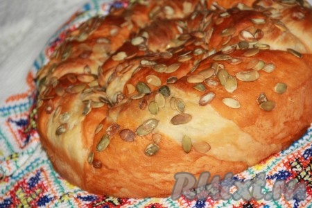 Мягкий, вкусный томатный хлеб остудить на решётке и можно подавать к столу.
