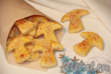 Нежное, очень вкусное печенье, приготовленное из картофельного пюре, слегка остудить на противне и можно подавать к столу.