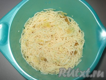 Яблоко очистить от кожуры и натереть на крупной терке. Изюм промыть, обсушить. В вермишель добавить яблоко и изюм, перемешать.
