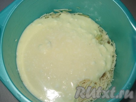 Творог, сметану, сахар, ванильный сахар и яйцо соединить и тщательно растереть. Творожно-яичную массу добавить к вермишели.
