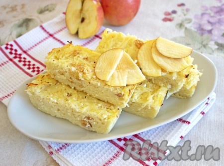 При подаче очень вкусный лапшевник с творогом, яблоком и изюмом нарезать на порционные кусочки и полить растопленным сливочным маслом.
