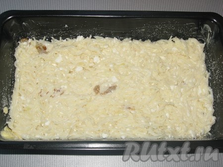 Духовку заранее разогреть до 180-190 градусов. Форму для запекания (у меня прямоугольная 24х14 см) смазать сливочным маслом, присыпать панировочными сухарями или манной крупой, выложить ровным слоем макаронную массу.

